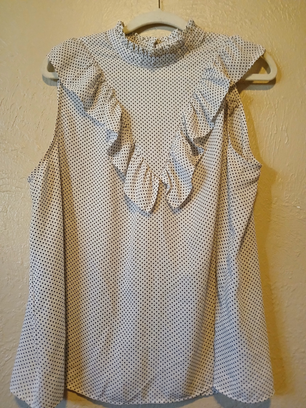 Who What Wear White Sleeveless Polka Dot Ruffle Mock Neck Top